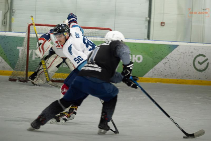 Ставропольские «крестоносцы» одолели хоккейных «Волков» — и опередили георгиевских «моряков»