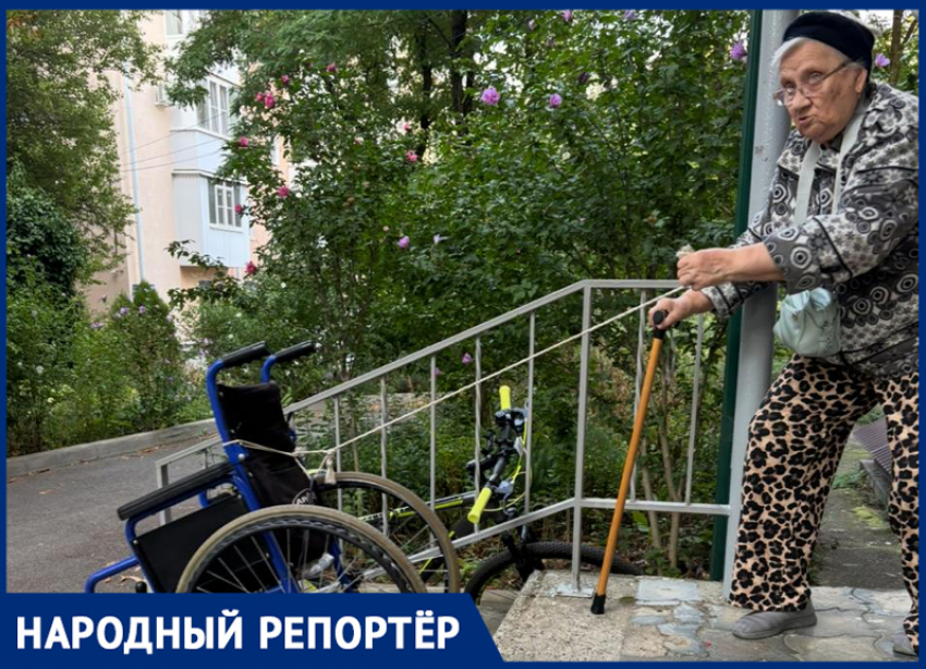 «Невозможно существовать старому человеку»: инвалид из Ставрополя вынуждена спускать коляску на веревке