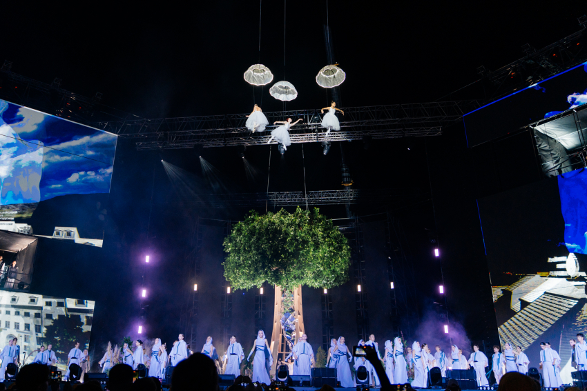 Летающим роялем и большим деревом на сцене запомнилось ставропольцам открытие Российской студенческой весны