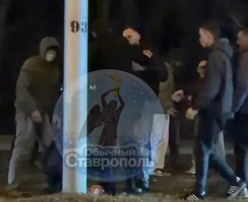 Неизвестные устроили драку и ударили ногой по лицу мужчину в Ставрополе