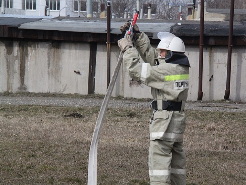 Два брата с сестрой чуть не погибли в ночном пожаре на Ставрополье