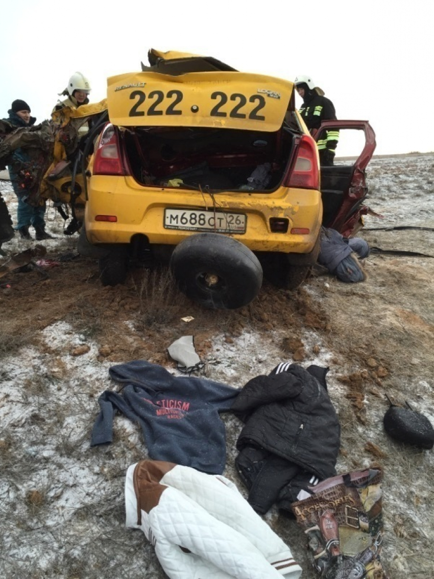 Трое иностранных студентов из СКФУ и водитель такси погибли в ДТП в Калмыкии