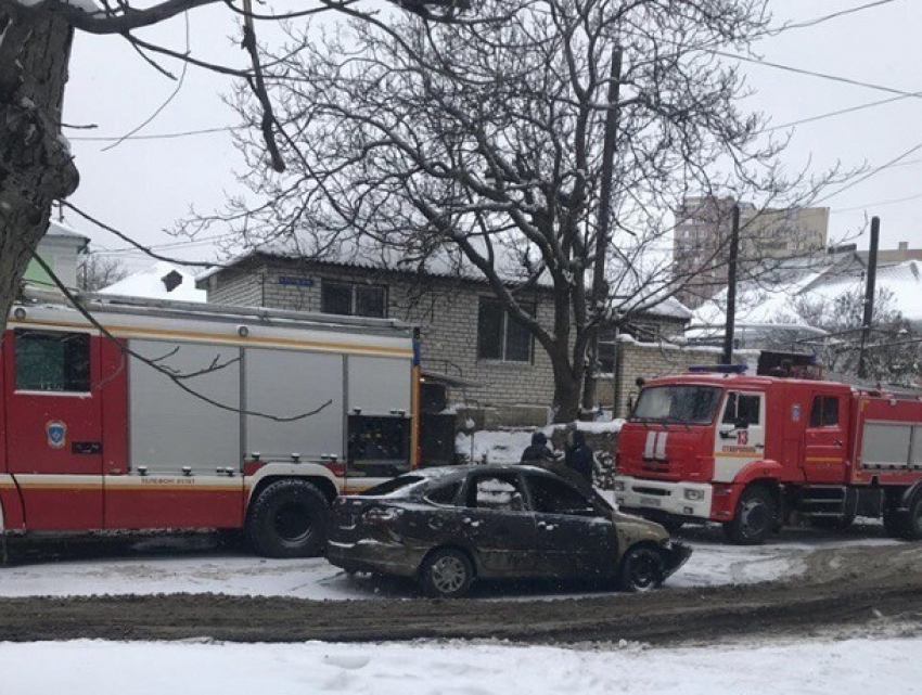 Машина сгорела в гараже частного дома в Ставрополе 