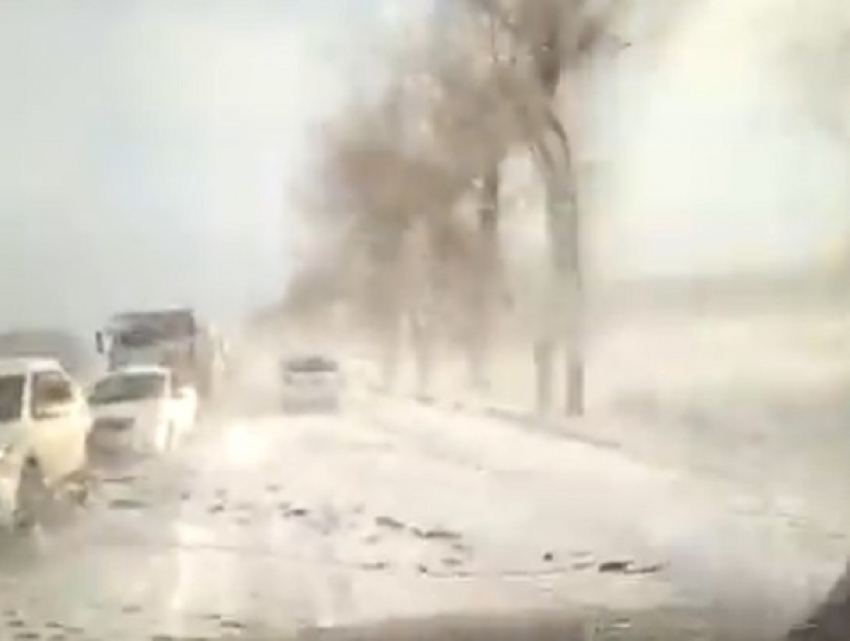 "Вывозим застрявшие машины партиями", - дорожники спасли замерзающих водителей на Ставрополье