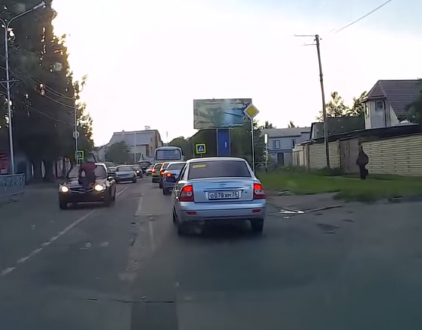 В Ставрополе мужчина катался на капоте авто и стрелял в воздух