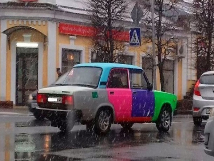 Веселая разноцветная машина разъезжает по Ставрополю