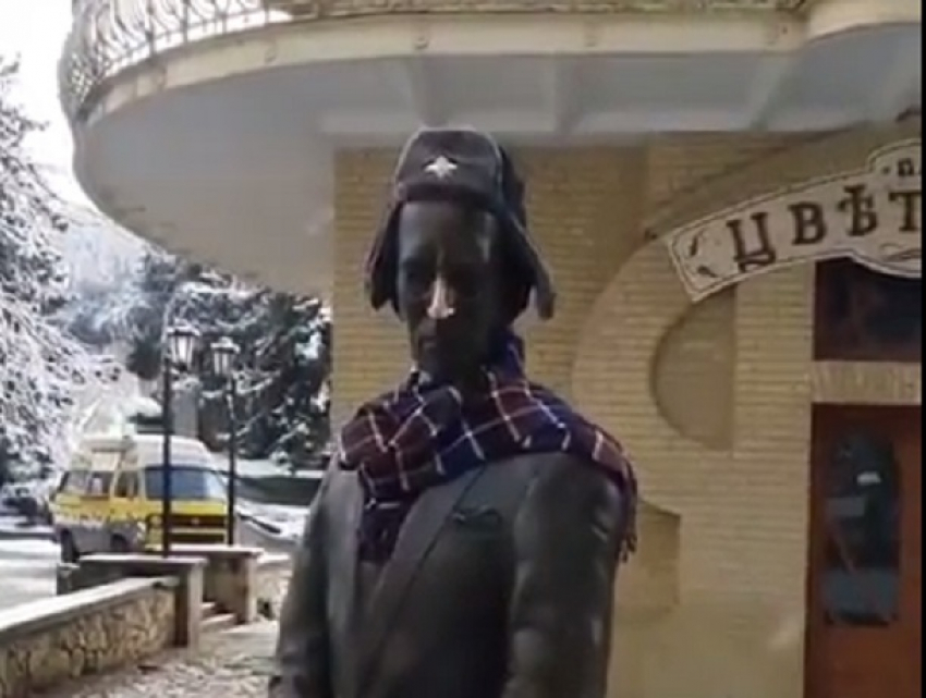 «Теперь Киса не замерзнет»: Воробьянинова одели в шапку и шарф в Пятигорске