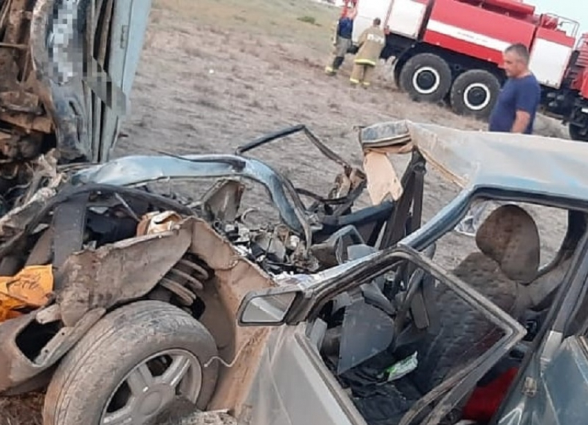 В жутком столкновении грузовика и легковушки на Ставрополье погибли три человека