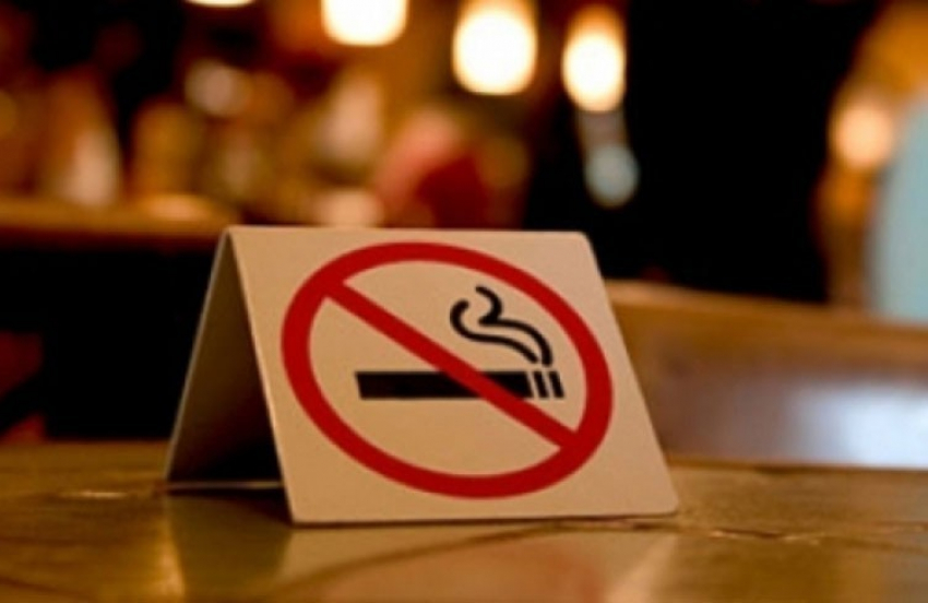 В Госдуме внесли законопроект, разрешающий курение на летних верандах и открытых кафе