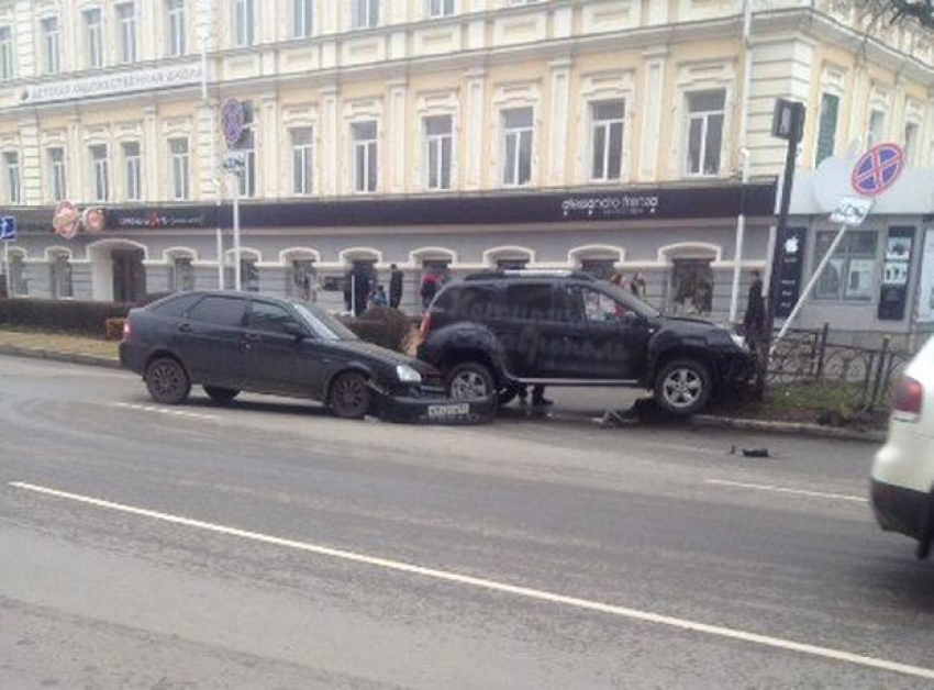 "Приора» и «Дастер» столкнулись и снесли ограждение возле ЦУМа в Ставрополе
