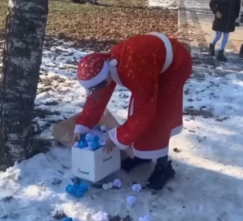 Грязные снежки из бумаги и одинокий Дед Мороз: городской квест в центре Ессентуков разозлил родителей   