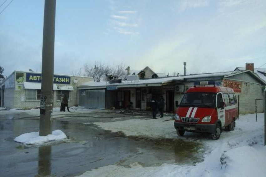 Полыхавший в Ставрополе продуктовый магазин попал на видео