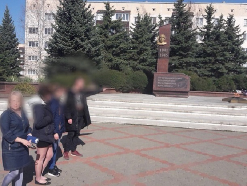 Вандал пойдет под суд за оскорбительные фото с памятником героям Великой Отечественной на Ставрополье 