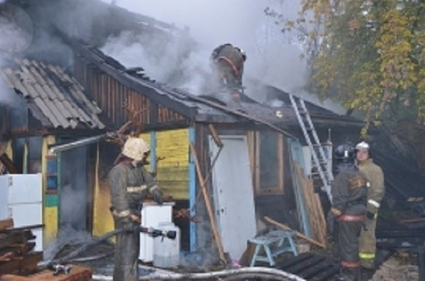 ﻿Кровлю здания уничтожило в результате пожара в Ставрополе