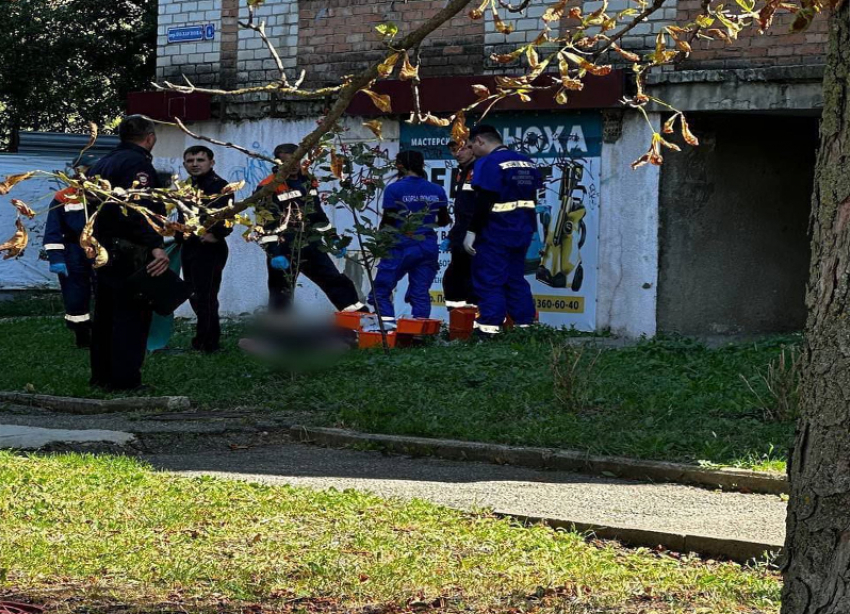 Женщина выпала из окна многоэтажки в Ставрополе и погибла 