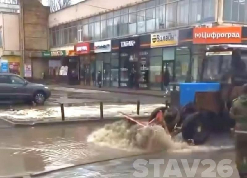 В Ставрополе дождевую воду убирают снегоуборочной техникой