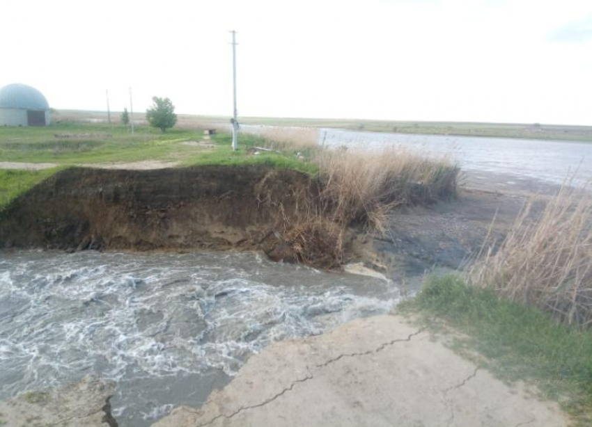 В селе Чернолесском прорвало дамбу