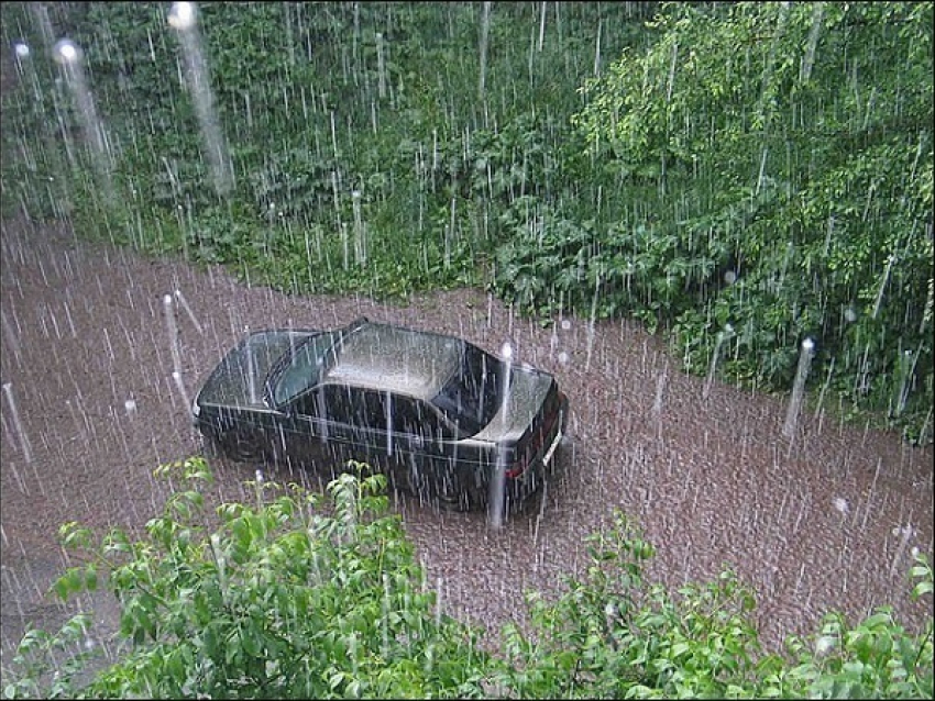 Сильный грозовой дождь с градом накроет несколько районов Ставрополья в воскресенье
