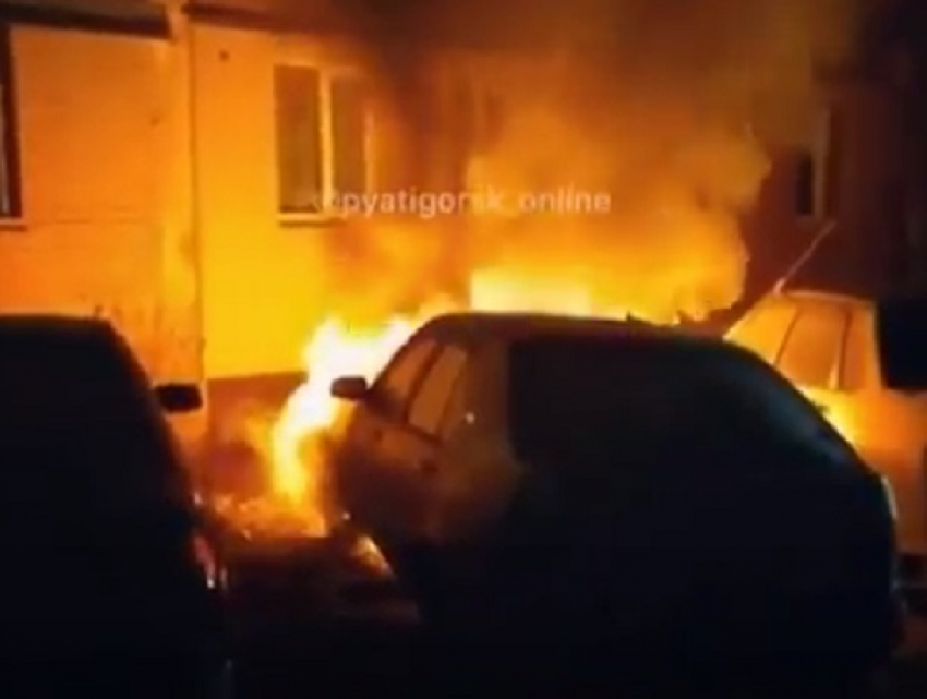 Объятый сильным пламенем автомобиль во дворе Пятигорска попал на видео