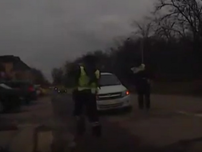 Два гаишника толкнули заглохшую «Гранту» и попали на видео на Ставрополье