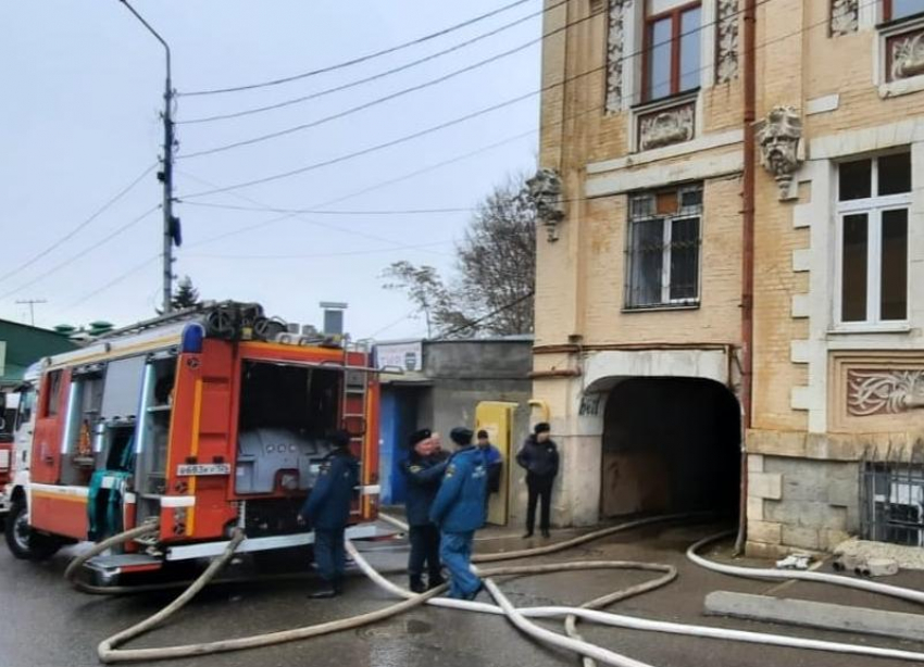 В Пятигорске 10 человек эвакуировали из-за пожара в многоквартирном доме