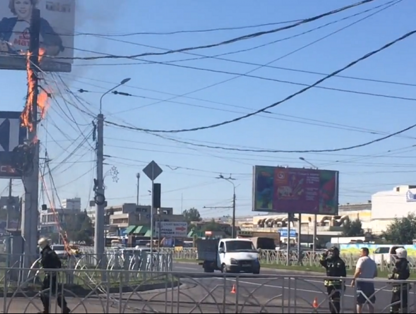 На одной из самых оживленных улиц Ставрополя загорелись провода