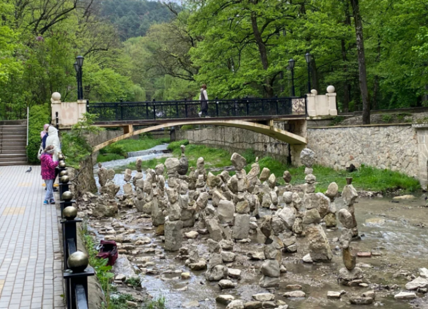 В Кисловодске нашли свой Стоунхендж: как местный энтузиаст приручил балансирующие камни на берегу Ольховки