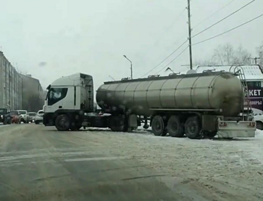 Большегруз с цистерной оказался в ловушке из-за гололеда на КМВ