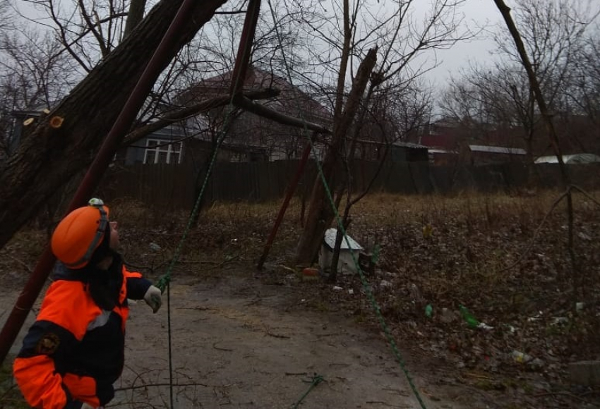 Спасатели Ставрополя ликвидируют последствия ветра
