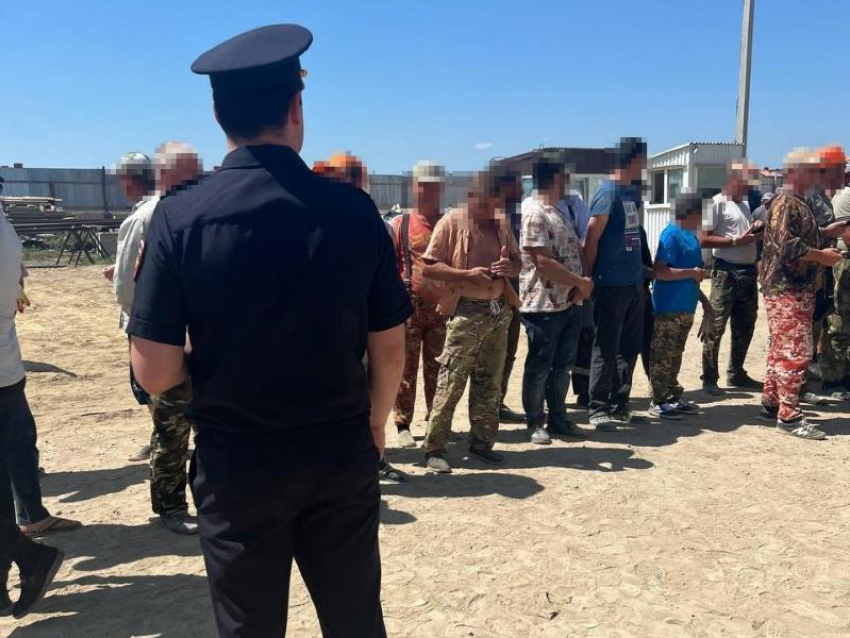 Почти тысячу нарушений в сфере миграции выявили правоохранители Ставрополья 