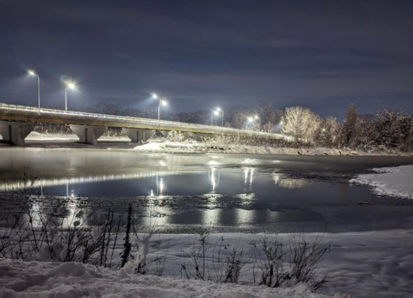 Мужчина провалился под лед на городском озере в Ессентуках 
