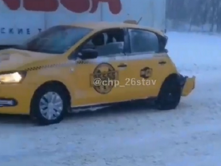 "Как откушенная": после столкновения с автобусом от такси оторвался большой кусок на Ставрополье