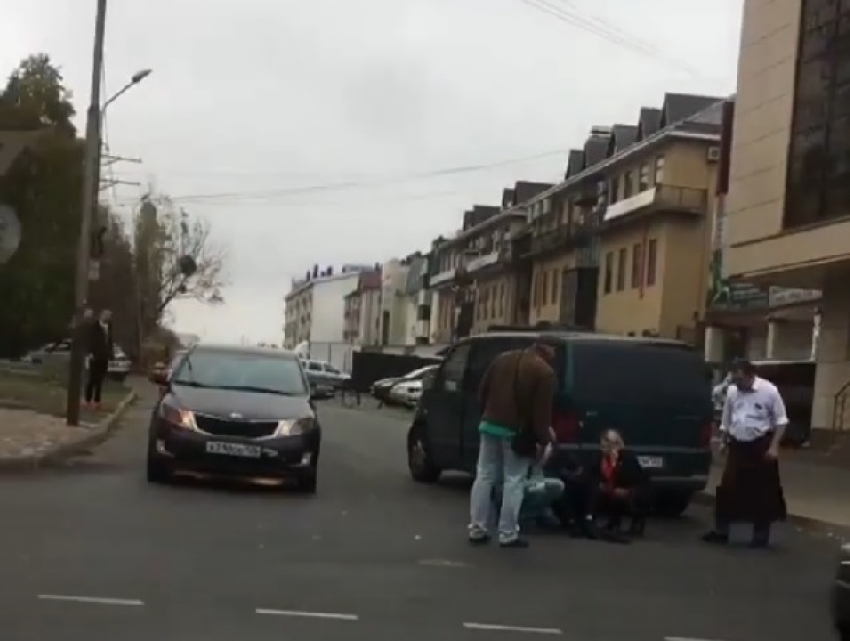 Минивэн сбил 14-летнего подростка на перекрестке в Ставрополе