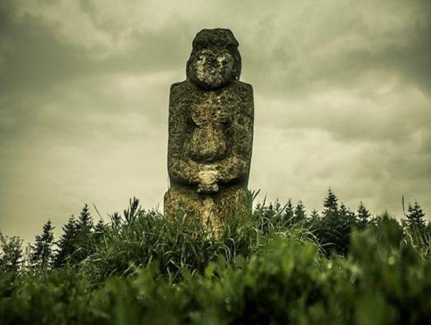  Скифскую статую для странных ритуалов неизвестные наряжают в платья и халаты в ставропольском ботаническом саду