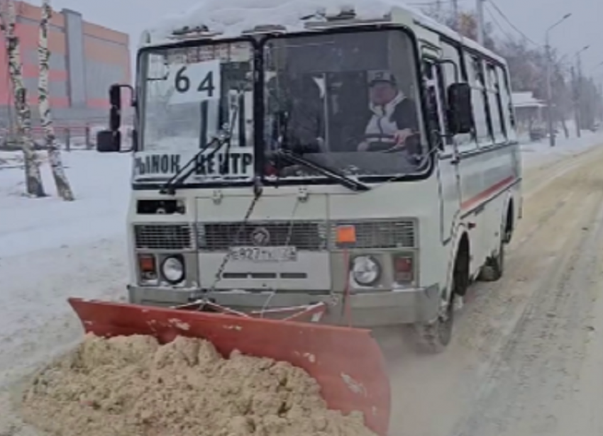 Плюнул на коммунальщиков и собрал автобус для чистки снега умелец из Ставрополя