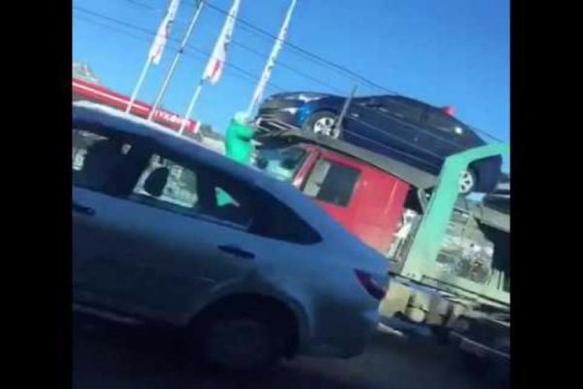 Устроивший зарядку на перекладине автовоза в Пятигорске мужчина попал на видео