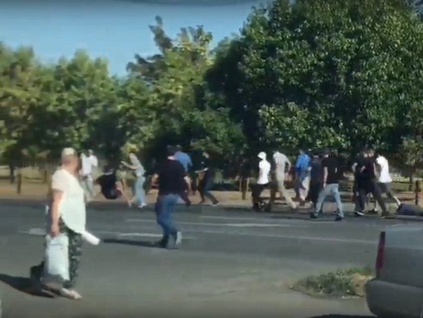 Массовая драка на проезжей части в Буденновске попала на видео