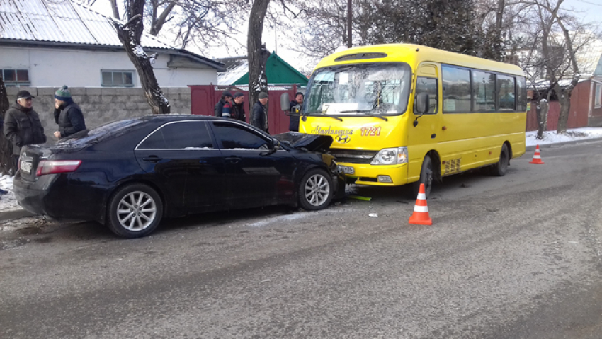 Иномарка врезалась в рейсовый автобус в Кисловодске