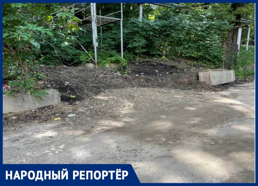 Жители Ставрополя пожаловались на грязь после замены трубы на дороге