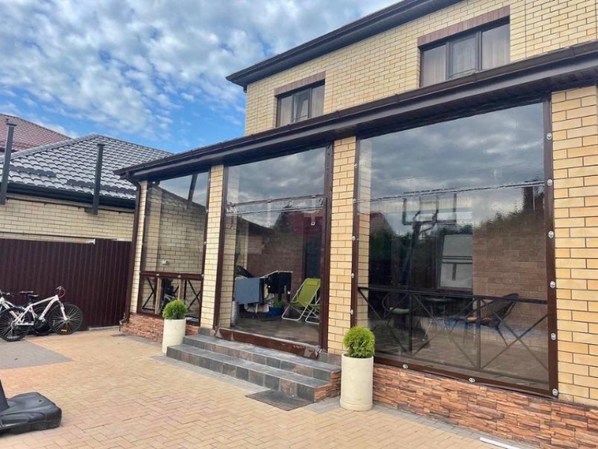 Установка мягких окон для летних беседок, веранд, кафе и глэмпинг шатров 