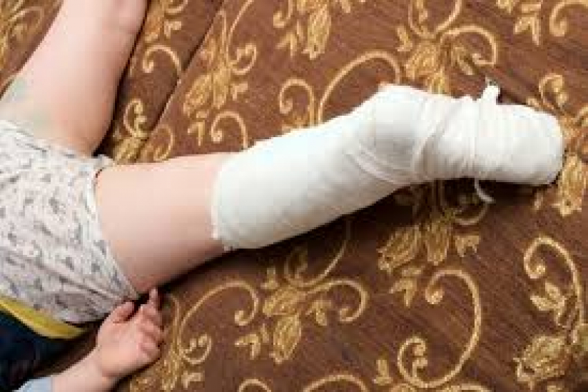 Грубый медик сломал ребенку ногу во время сеанса массажа на Ставрополье