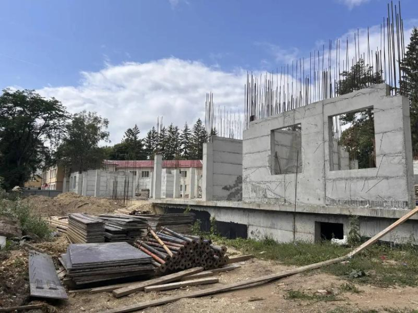 В Кисловодске подрядчик сорвал стройку двух детсадов на 735 миллионов рублей