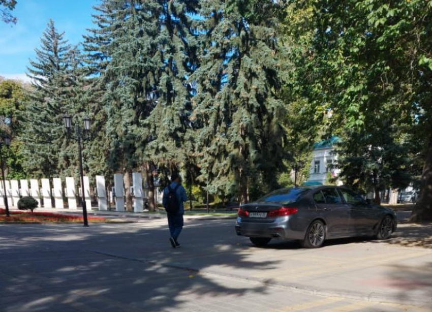 В Ставрополе автохам припарковался на пешеходном бульваре