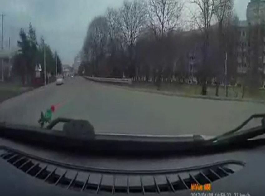 Маленький ребенок выпал из движущейся машины на автодорогу в Ессентуках