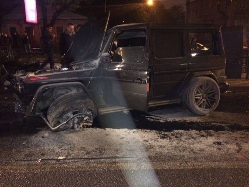 «Гелендваген» врезался в столб и повредил три автомобиля в Пятигорске