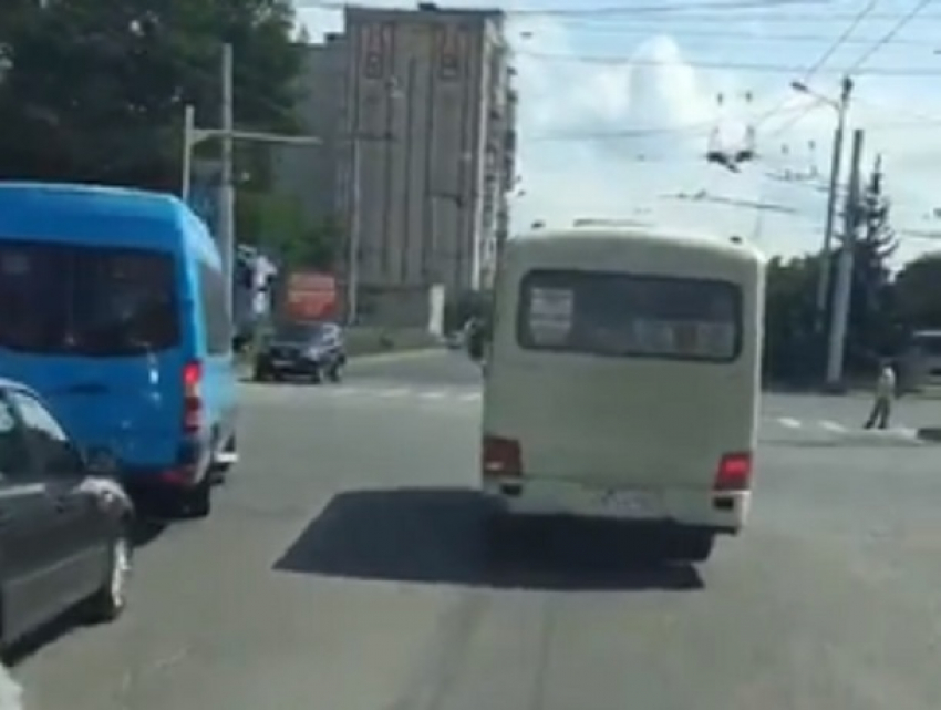 «Почему маршрутчики подрезают муниципальные автобусы?» - жительница Ставрополя