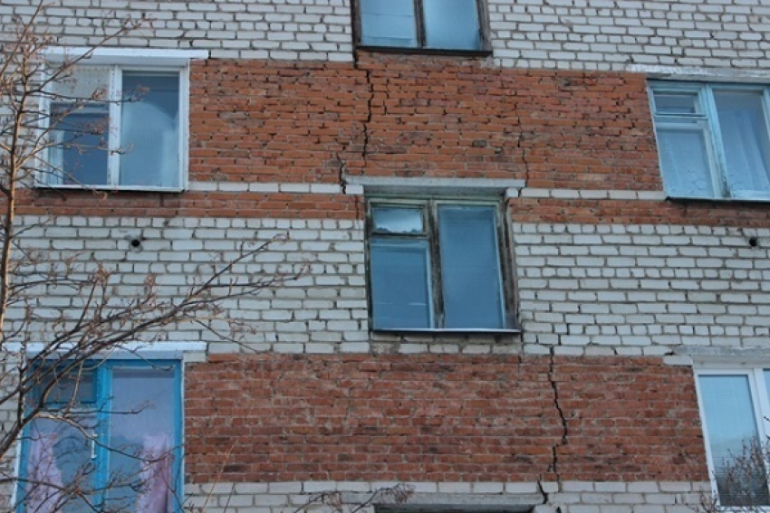 В Буденновске стены многоэтажки затрещали по швам
