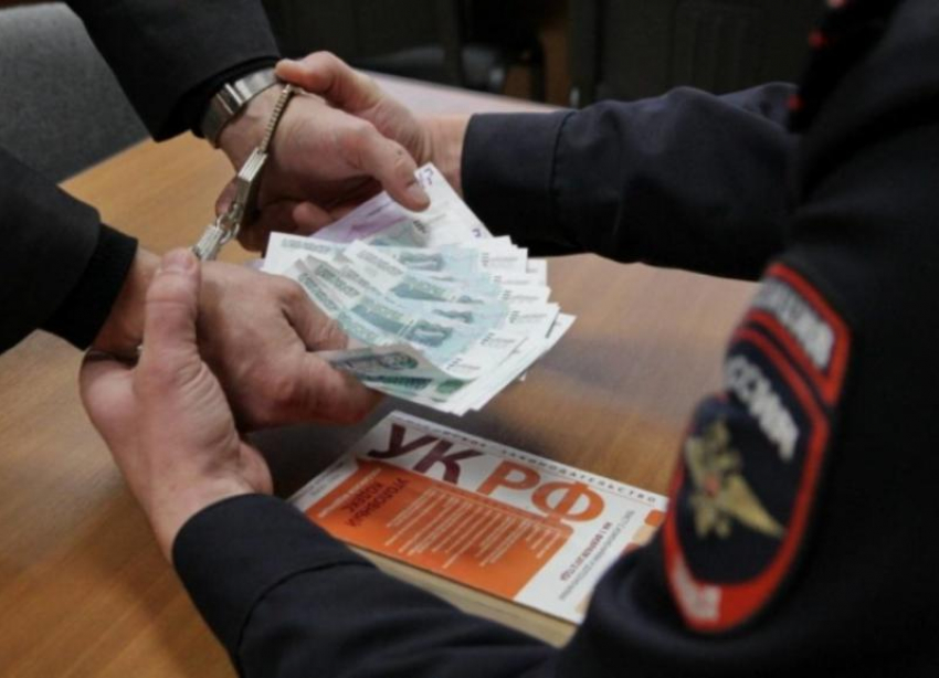 За попытку уйти от уголовной ответственности ставрополец заплатил полицейскому 100 тысяч рублей
