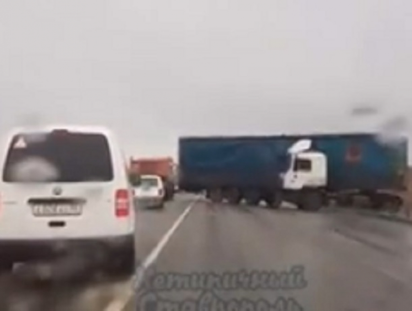 «Страшный сон дальнобойщика» с перегородившей дорогу фурой сняли на видео под Ставрополем 