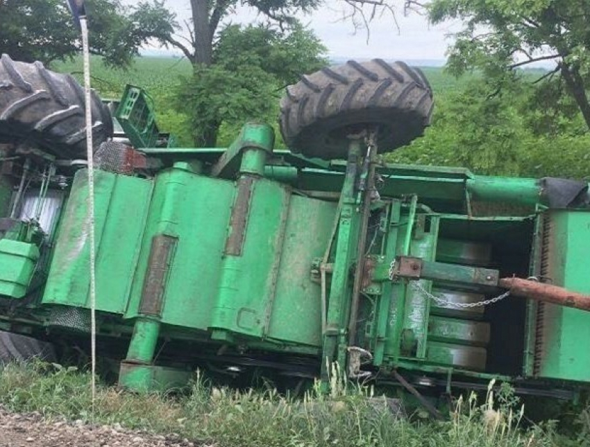 Водитель внезапно перевернул комбайн на трассе Кочубей - МинВоды